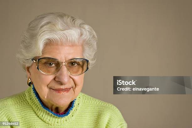 Senior Lady Retrato Óculos Com Espaço Para Texto - Fotografias de stock e mais imagens de 70 anos