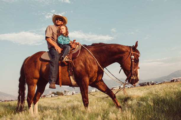 passeggiate a cavallo padre e figlia - teaching child horseback riding horse foto e immagini stock