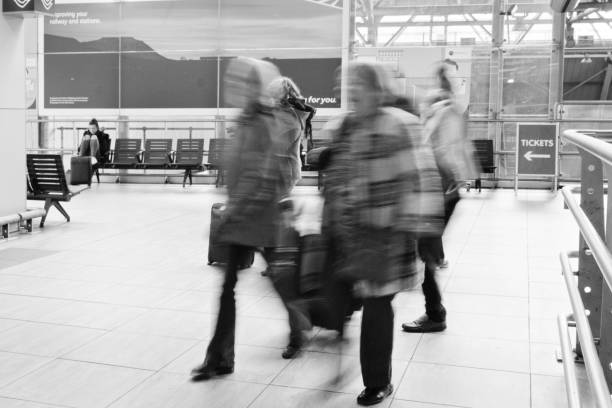 pasajeros en una estación de ferrocarril del reino unido - business blurred motion text messaging defocused fotografías e imágenes de stock