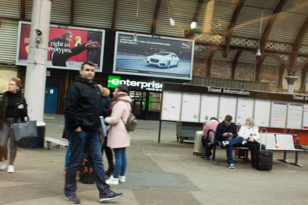 passengers at a uk railway station - business blurred motion text messaging defocused imagens e fotografias de stock