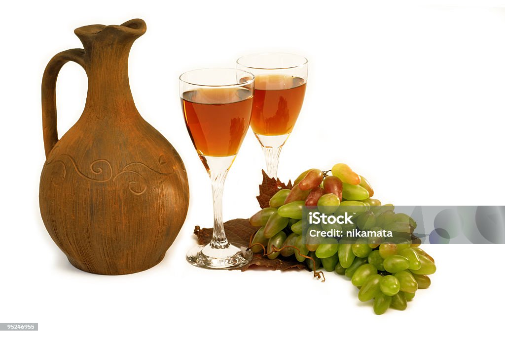 Jarra de antigüedades de vino, uvas y vidrio - Foto de stock de Alimento libre de derechos