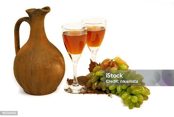 Antico Brocca Di Vino Uva E Una - Fotografie stock e altre immagini di Alchol - Alchol, Antico - Vecchio stile, Bicchiere