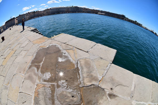 fuß am meer entlang dem dock, fotografie mit fischaugen-objektiv gemacht - fish eye lens lens wide angle lens photography themes stock-fotos und bilder