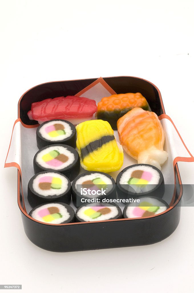Assortimento di caramelle di Sushi in stagno Containter - Foto stock royalty-free di Alimentazione non salutare