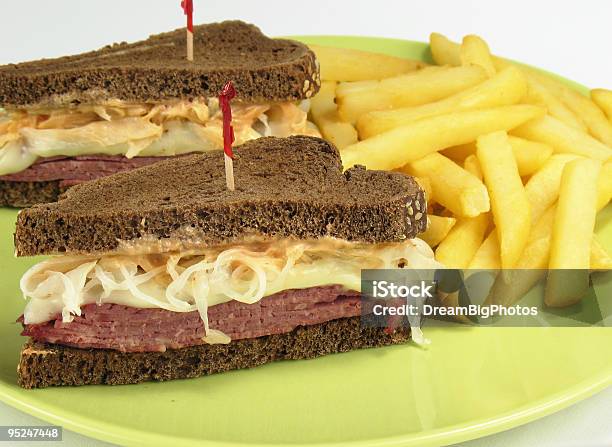 Yum Reuben Sándwiches Foto de stock y más banco de imágenes de Pastrami - Pastrami, Patatas Fritas - Tentempié, Aderezo