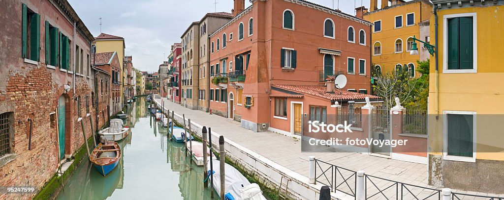 Colorido villas tranquilo canal de Veneza - Foto de stock de Beco royalty-free