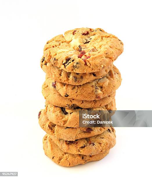 Pila Di Nocciola Biscotti Con Cioccolato E Mirtilli - Fotografie stock e altre immagini di Alimenti secchi