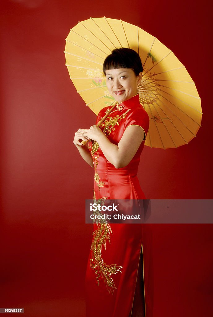 Mariée chinoise avec un Parasol - Photo de Asiatique de l'Est et du Sud-Est libre de droits