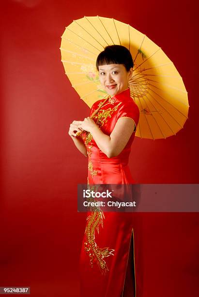 Photo libre de droit de Mariée Chinoise Avec Un Parasol banque d'images et plus d'images libres de droit de Asiatique de l'Est et du Sud-Est - Asiatique de l'Est et du Sud-Est, Asie, Beauté de la nature