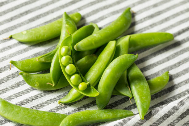 istock Raw Green Organic Snap Peas 952487742