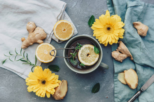 tazza di tè allo zenzero con limone e zenzero. vista dall'alto, lay piatto - ginger root ingredient nature foto e immagini stock