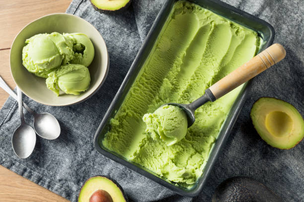 verde orgánico aguacate helado casero - scoop ice cream frozen cold fotografías e imágenes de stock