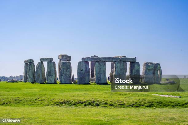 Stonehenge In Einem Sonnigen Tag Stockfoto und mehr Bilder von Alt - Alt, Architektur, Blau