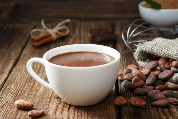 taza de chocolate caliente en - chocolate caliente fotografías e imágenes de stock