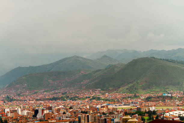 vue aérienne d’une partie de la ville de cusco (pérou) avec des bâtiments aux toits de tuiles et les montagnes en arrière-plan - 7096 photos et images de collection