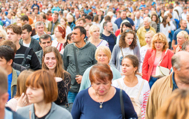 tłum ludzi idących ulicą chrzanowskiego - unrecognizable person human face large group of people crowd zdjęcia i obrazy z banku zdjęć