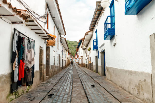smal gränd av stadsdelen san blas (cusco, peru) med butiker - san blas bildbanksfoton och bilder