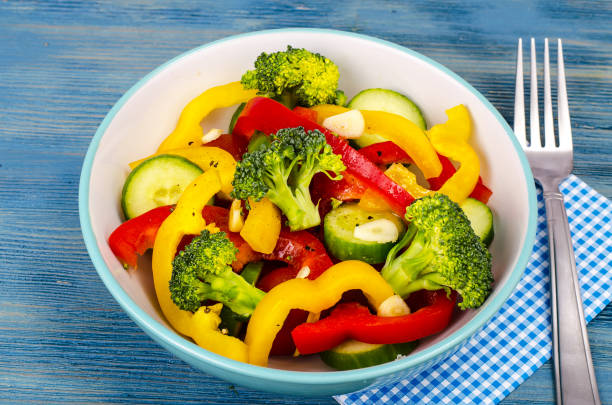 verano vegetariano fresca ensalada de verduras sobre fondo de madera azul - scenics multi colored greece blue fotografías e imágenes de stock