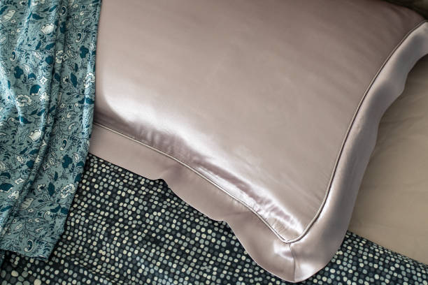 шелковая подушка на кровати - шелк стоковые фото и изображения