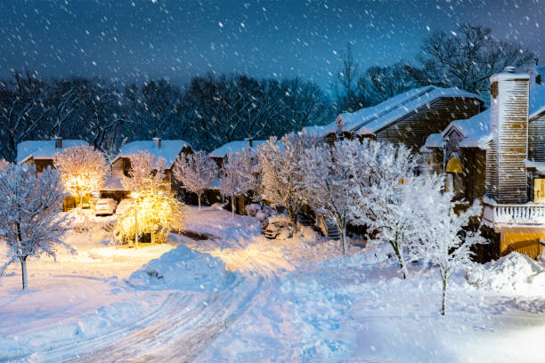 ночной снегопад в деревне нью-джерси - blizzard house storm snow стоковые фото и изображения