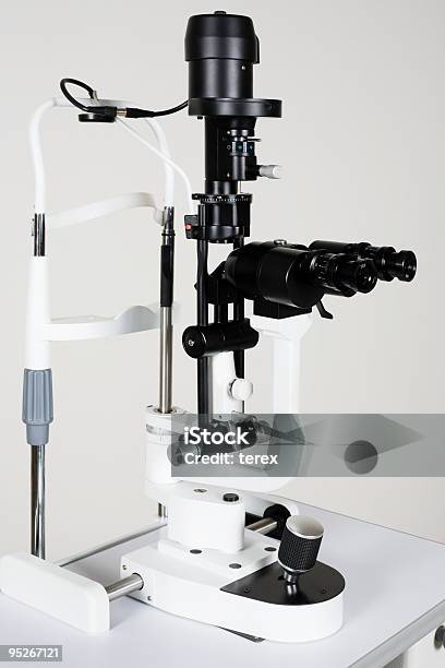 Microscopio Moderno Foto de stock y más banco de imágenes de Aparato de prueba ocular - Aparato de prueba ocular, Asistencia sanitaria y medicina, Binoculares