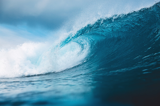 Onda azul de océano en océano. Rompe olas para practicar surf en Bali photo