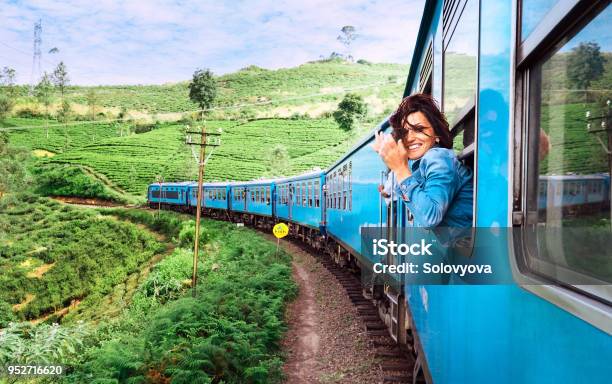 Photo libre de droit de Heureuse Femme Souriante Donne Fenêtre Voyager Par Le Train Le Plus Pittoresque Train Routier Au Sri Lanka banque d'images et plus d'images libres de droit de Voyage