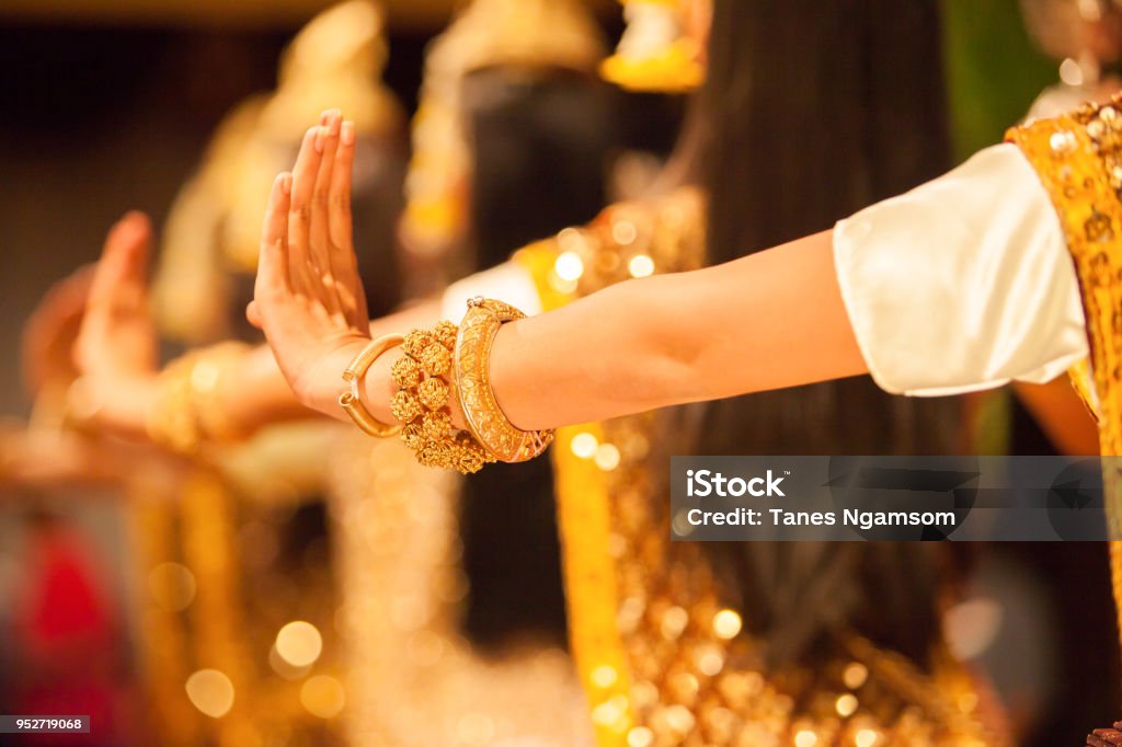 Belas mãos de dança Apsara Khmer retratando o épico Ramayana. Cidade de Phnom Phenh, Camboja. - Foto de stock de Khmer royalty-free