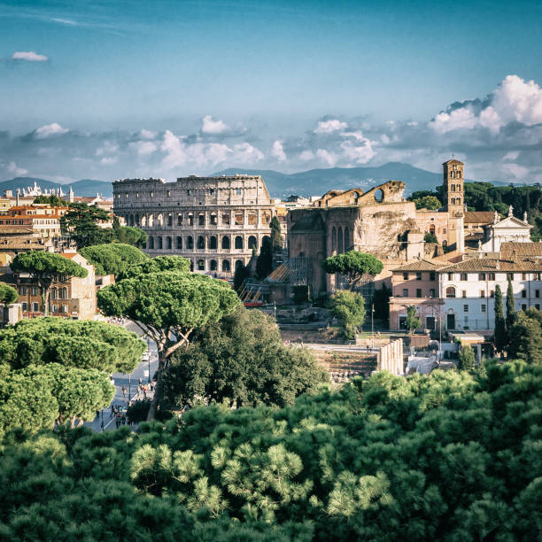 skyline de roma com o coliseu e fórum romano, a itália - rome ancient rome skyline ancient - fotografias e filmes do acervo