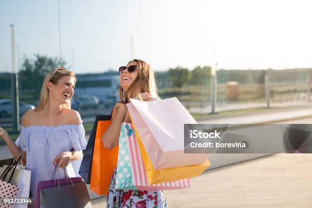 Shopping Fortunato In Un Centro Commerciale Con Il Tuo Migliore Amico - Fotografie stock e altre immagini di Fare spese