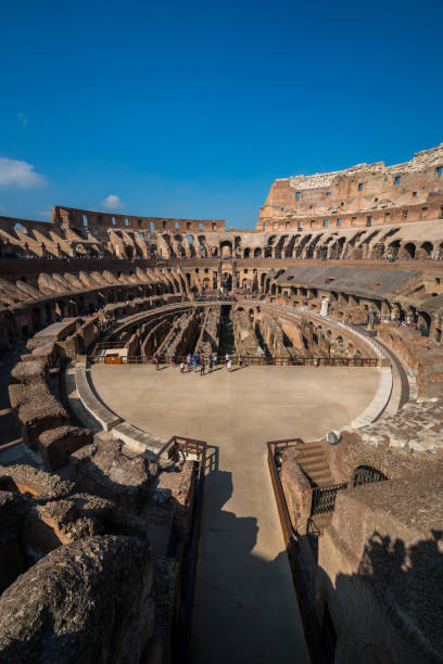 touristen in rom kolosseum - coliseum traditional culture history rome stock-fotos und bilder