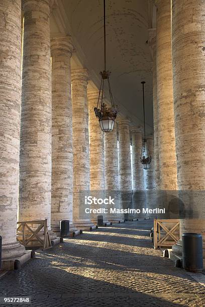 Colonnade Stockfoto und mehr Bilder von Architektonische Säule - Architektonische Säule, Architektur, Farbbild