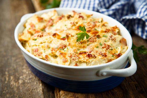 domowe makarony piec z szynką - macaroni cheese food staple casserole zdjęcia i obrazy z banku zdjęć