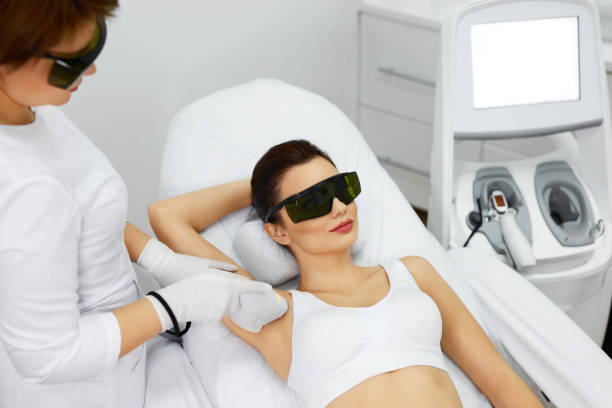 istock Beautician Doing Laser Hair Removal Treatment On Armpits 952773376