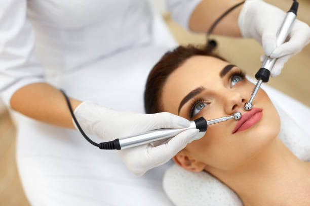 istock Beauty Treatment At Spa Salon. Microcurrent Therapy For Woman 952773772