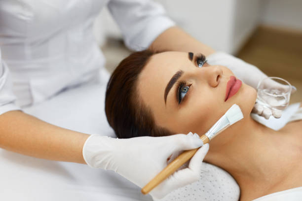 istock Cosmetician In Spa Salon Hydrating Beautiful Woman's Face 952773984