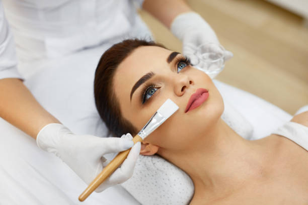 istock Cosmetician In Spa Salon Hydrating Beautiful Woman's Face 952774006