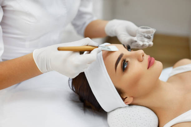 istock Cosmetician In Spa Salon Hydrating Beautiful Woman's Face 952774048
