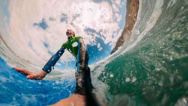 surfer - surfing surfboard summer heat fotografías e imágenes de stock