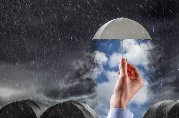 ombrello pulire il tempo tempestoso, concetto di protezione e sicurezza - under the weather foto e immagini stock