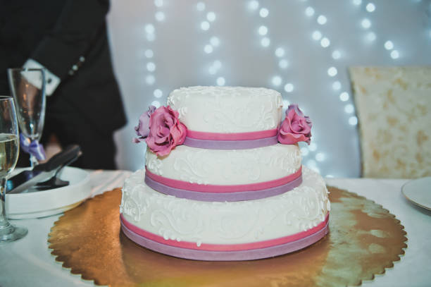 istock Wedding cake with roses 2067. 952786866