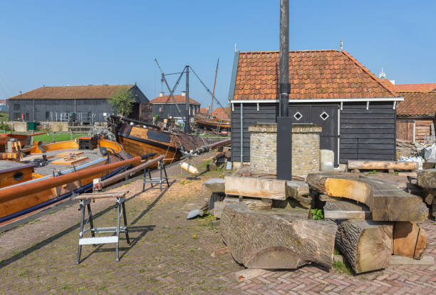 역사적인 선박 항구 네덜란드 마을 보 쿰 조선소 가까이 정박 - boathouse work tool equipment old 뉴스 사진 이미지