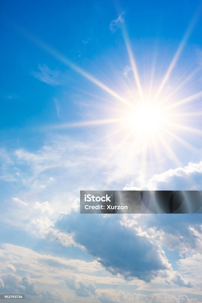 明るい太陽と雲と青空 - 太陽の光のロイヤリティフリーストックフォト