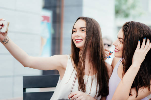 istock Girls make a rest in coffee and make selfies 952808488