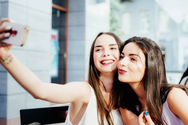istock Girls make a rest in coffee and make selfies 952808574