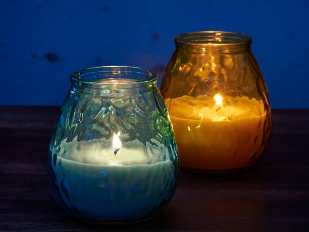 candele di citronella usate come repellente per zanzare - candle lemon grass insect repellant insect foto e immagini stock