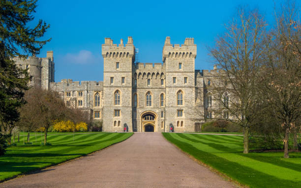 żołnierze stoją na straży zamku windsor - gate palace english culture formal garden zdjęcia i obrazy z banku zdjęć