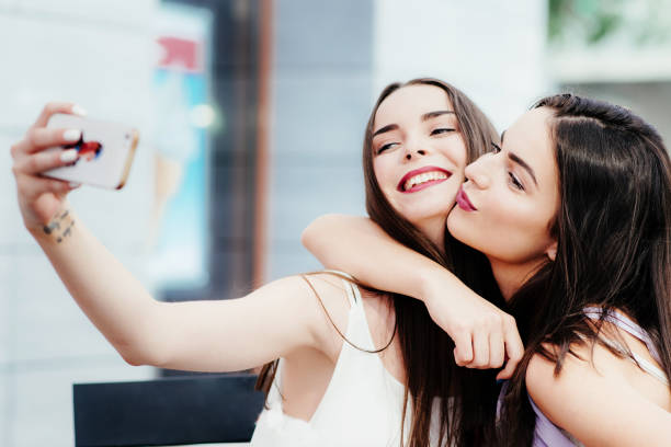istock Girls make a rest in coffee and make selfies 952810808