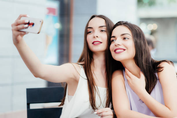 istock Girls make a rest in coffee and make selfies 952812434