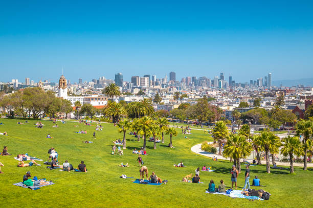 persone che godono di tempo soleggiato a mission dolores park, san francisco, usa - golden gate bridge san francisco county san francisco bay bay foto e immagini stock